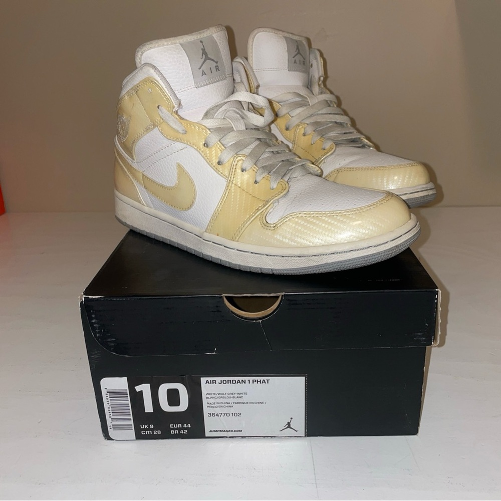 Nike air Jordan 1 phat carbon fiber. White size 10